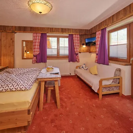 Haus Erbhof בית הארחה 3*